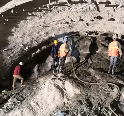 青山拱顶带模注浆料的施工流程及注意事项